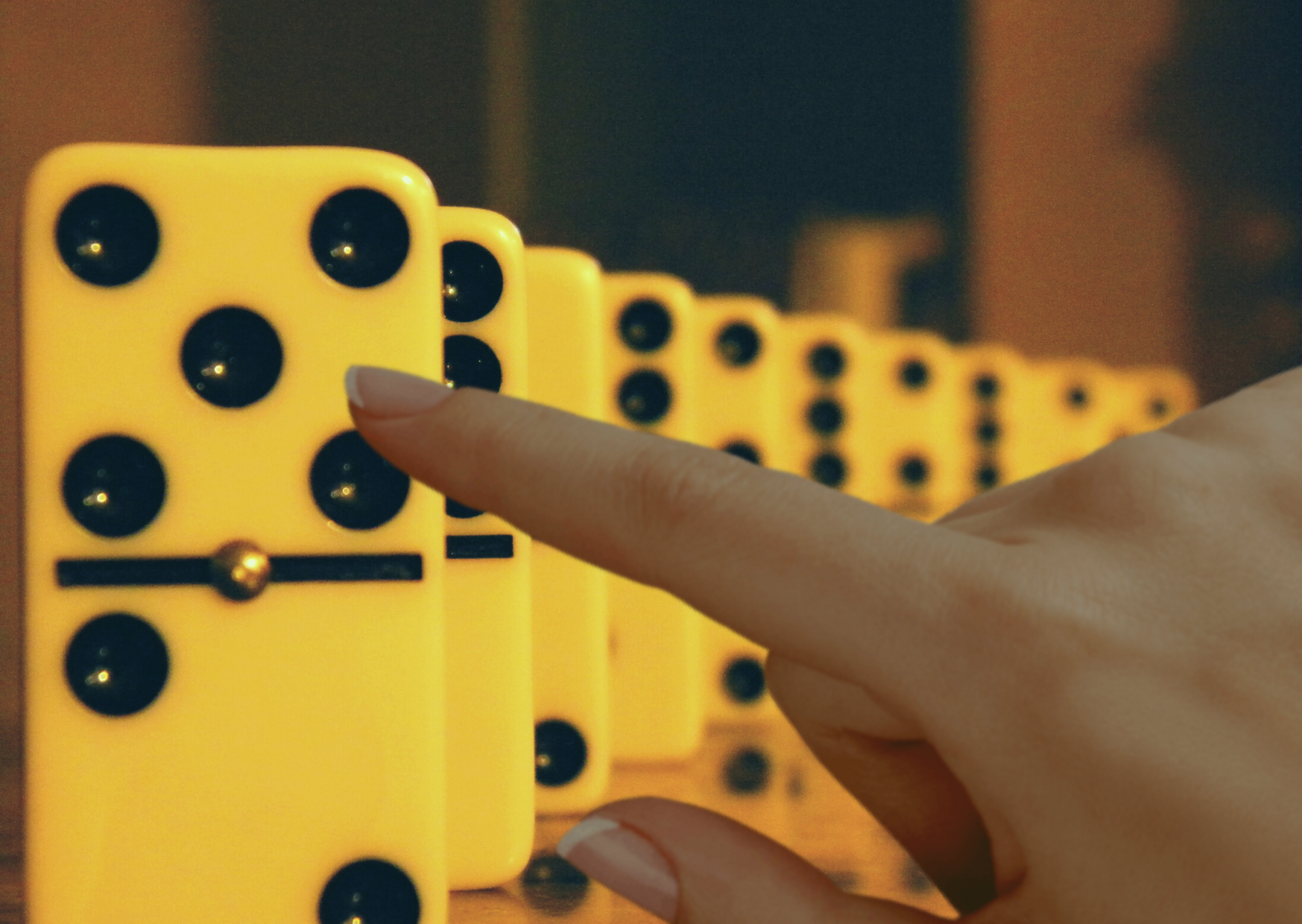 Réutiliser ses jeux de fond de placard : les dominos - Petits jeux culturels